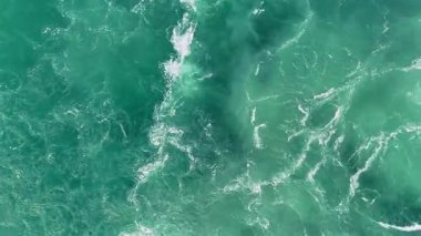 Beyaz köpüklü ve akıntılı turkuaz suyun havadan görünüşü
