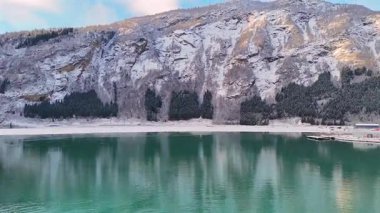 Gaupne Norveç limanının kış manzarası Dağlar ve berrak suyla