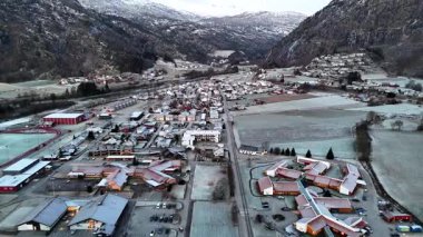 Gaupne, Norveç 'te karla kaplı çatılar, buzlu tarlalar ve soğuk kış gökyüzünün altındaki dağlarla çevrili..