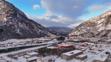 Renkli binalar ve karlı zirvelerle Gaupne Norveç 'in kış manzarası