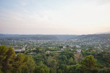 Saint Paul de Vence yakınlarındaki Provence 'deki tepe ve vadi manzarası