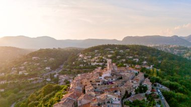 İnsansız hava aracı tarihi tepe köyü Saint Paul de Vence 'in panoramik manzarası. Yazın günbatımında Provence France' da taş evler ve kilise kulesi.