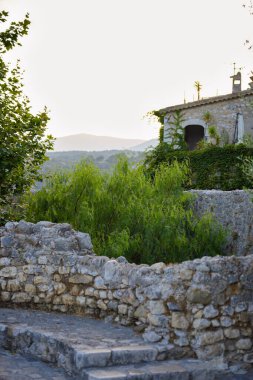 Saint Paul de Vence Provence Fransa 'da yeşillikli geleneksel taş duvar