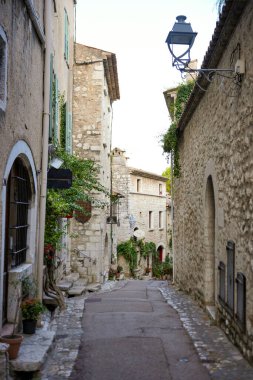 Saint Paul de Vence, Fransa 'da tarihi evleri olan dar bir ortaçağ sokağı..
