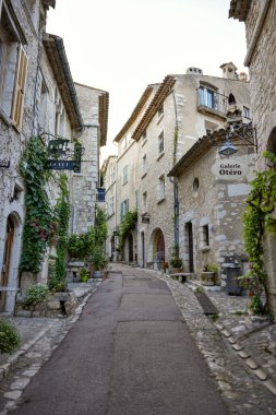 Saint Paul de Vence, Fransa 'da eski tarihi evleri olan ortaçağ dar taş caddeleri.