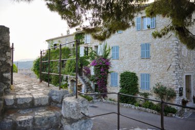 Saint Paul de Vence Provence Fransa 'da çiçekli geleneksel taş mimarisi