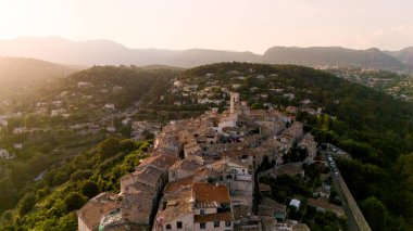 Yaz günbatımında Provence France 'da taş evler ve kilise kulesiyle tarihi tepedeki Saint Paul de Vence köyünün insansız hava aracı manzarası.