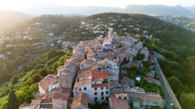 Ortaçağ tepedeki Saint Paul de Vence köyünün insansız hava aracı panoramik manzarası. Yaz günbatımında Provence France 'da kilise kulesi ve taş evler.
