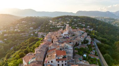 Yaz günbatımında Provence France 'da taş evler ve kilise kulesiyle ortaçağ dağ köyü Saint Paul de Vence' in insansız hava aracı görüntüsü