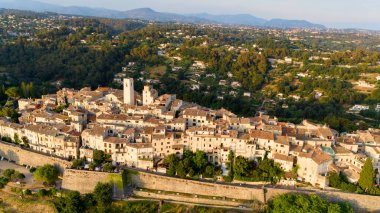 Provence 'de taş duvarları olan ortaçağ köyünün insansız hava aracı görüntüsü.