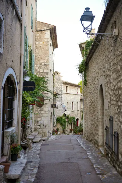 Saint Paul de Vence, Fransa 'da tarihi evleri olan dar bir ortaçağ sokağı..