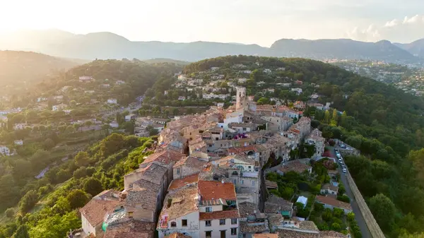 Yaz günbatımında Provence France 'da taş evler ve kilise kulesiyle ortaçağ dağ köyü Saint Paul de Vence' in insansız hava aracı görüntüsü