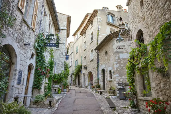 Aziz Paul de Vence Fransa 'da taş binalar ve tabelalarla dolu tarihi kaldırım taşı sokağı