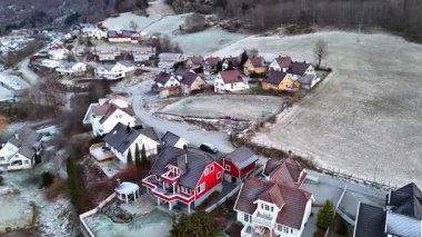 22 Kasım 2024 Gaupne Norveç 'te karlı tarlaları ve dolambaçlı yolları olan buzlu evlerin kapatılması. 