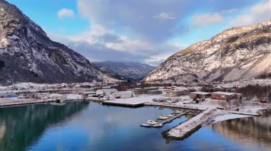 Kar binaları, dağlar ve bulutlu gökyüzü ile Gaupne Norveç 'in hava manzarası
