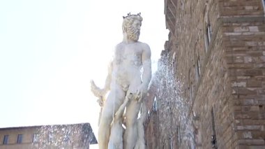 Mermer fıskiyenin yakınında dinamik su güneş ışığında sıçrıyor. 