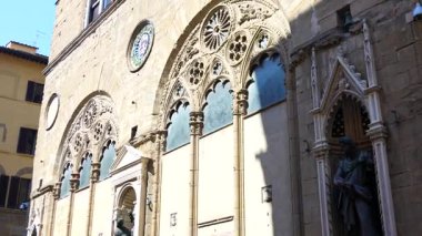 Floransa 'daki Orsanmichele Kilisesi cephesindeki Gotik pencere ve heykelleri kapatın. 