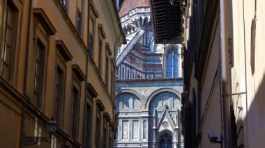 Floransa Katedral Kubbesi 'ni kapatın. Çerçevesi kiremitli, dar binalarla çevrili. 
