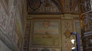 Rönesans 'ın freskli tavanını Floransa İtalya' da desenler ve amblemlerle kapatın. 