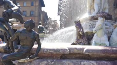 Floransa 4 Temmuz 2025 Piazza della Signoria 'daki Neptün Çeşmesi' nde parlak yaz güneşi altında su sıçratan mermer at figürlerinin detaylı görüntüsü.