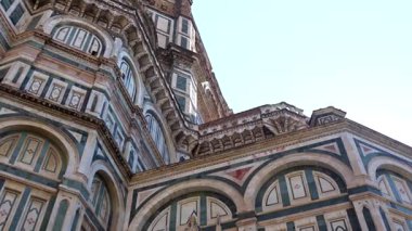 Floransa Katedrali 'nin mermer kemerlerini ve İtalya' nın dekoratif cephesini kapatın. 