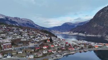 Norveç 'in karlı Sogndal kentindeki renkli tepe evlerinde dağlar ve fiyortlarla pürüzsüz sinematik insansız hava aracı uçakları yakalandı.. 