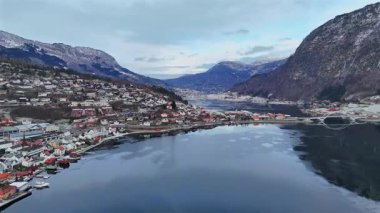 Sogndal Norveç 'in kışın hava manzarası. Fiyort köprüsü, karlı tepeler ve renkli kasaba binaları. 