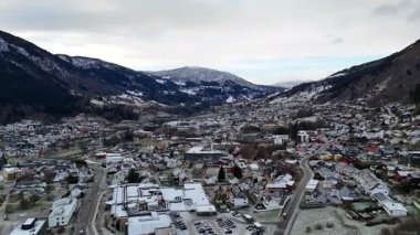 Norveç 'in dolambaçlı yolları ve dağların havadan manzarası karla kaplıydı. 