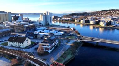 Steinkjer Norveç 'teki köprülerin ve şehrin insansız hava aracı görüntüsü