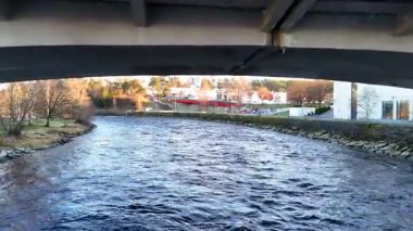 Steinkjer Norveç 'te evler ve ağaçlarla köprü altında hava aracı görüntüsü