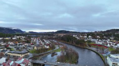 Steinkjer Norveç 'teki nehir köprüsünün ve yerleşim alanının insansız hava aracı görüntüsü