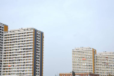 Berlin 'deki modern konut binasının ön cephesinde güneş panelleri