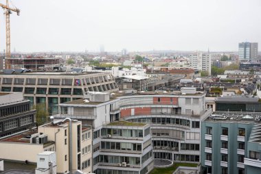 18 Nisan 2025 'te Berlin, Almanya' nın modern konut ve ofis binaları, kentsel mimari ve inşaat sahasının vinçli panoramik görüntüsü