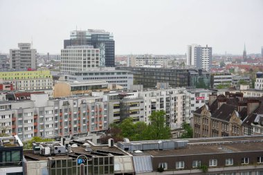 Berlin, Almanya 'nın editoryal hava görüntüsü, modern konut ve ofis binaları, çatıları ve metropol mimarisi ile yoğun şehir manzarasını gösteriyor, 18 Nisan 2025