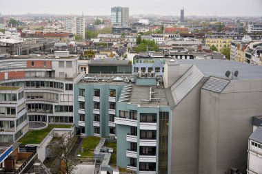 18 Nisan 2025 'te Berlin şehir manzarası, modern konut daireleri, ofis binaları ve geleneksel şehir mimarisi ile editoryal panoramik hava manzarası
