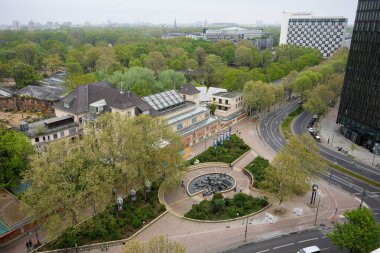 Berlin Hayvanat Bahçesi yakınlarındaki fıskiyeli meydanın, 18 Nisan 2025 'te Almanya' da ağaçlar ve kentsel binalarla çevrili editoryal hava manzarası. 
