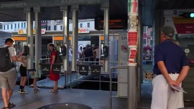 Vaporetto İstasyonu 'ndaki yolcular Venice İtalya 29 Haziran 2025 yaz akşamı