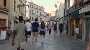 Kafeleri olan turistler Venice İtalya 29 Haziran 2025 editoryal