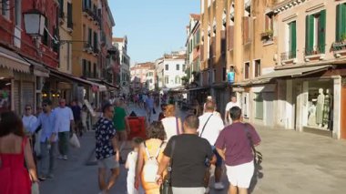 Renkli binalarla alışveriş yapan turistler Venedik 29 Haziran 2025