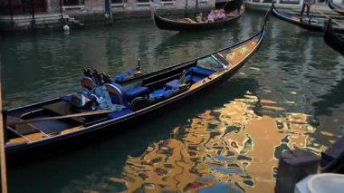 Turist ve tarihi binalarla Gondollar Venedik İtalya 29 Haziran 2025