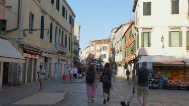 29 Haziran 2025 'te Venice İtalya' da yaya yolu üzerinde dükkanları olan turistler