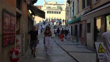 Venedik Köprüsü 'nde Temmuz 2025' te restoranları olan turistler