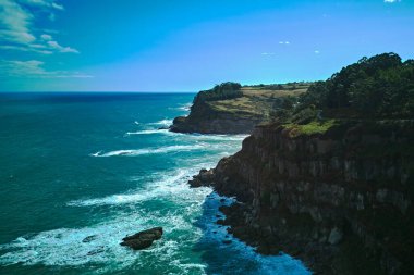 Manzaralı uçurumların ve denizin havadan görünüşü