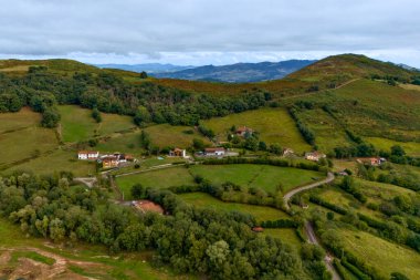 Kırsal tepelerin ve vadilerin havadan görünüşü