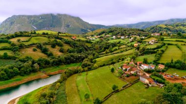 Yeşil tepeli vadi. Nehir ve dağlarla. Açık havada yolculuk için uygun.