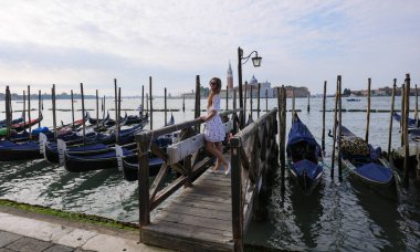 Venedik İtalya 'da gondolların başında duran kadın