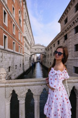 Turist Venedik İtalya 'da yaz gününün tadını çıkarıyor