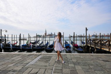 Venedik, İtalya kıyısında turist bir kadın