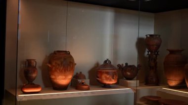 Bir müze vitrininde sergilenen antik terakotta kavanozları, vazolar ve çömlek kapları, 1 Haziran 2025 'te çekilen arkeolojik miras ve zanaatkarlığın altını çiziyor. Sadece editör kullanımı.