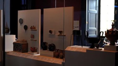 Tarihi çömlekçilik, bronz eserler ve 1 Haziran 2025 'te çekilen tarihi sanat ve arkeolojik mirası vurgulayan bir müze vitrininde sergilenen gemiler. Sadece editör kullanımı.